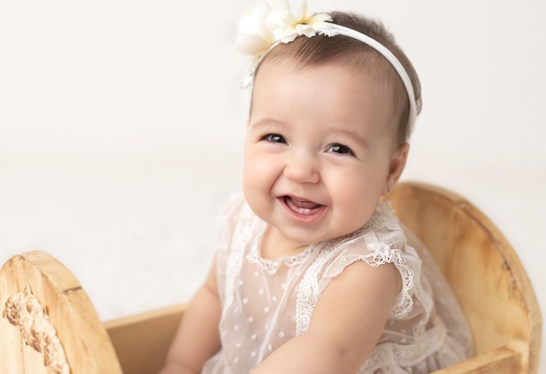 Bebé sonriendo en una sesión de estudio